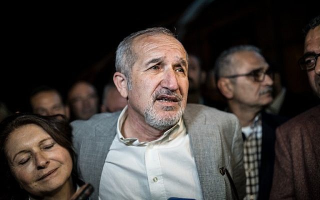 Cumhuriyet chairman Akin Atalay (R) and his wife Adalet Atalay (L) speak to journalists after being released from Silivri prison, in Silivri, outside of Istanbul, on April 26, 2018. (AFP PHOTO / BULENT KILIC) Cumhuriyet chairman Akin Atalay (R) and his wife Adalet Atalay (L) speak to journalists after being released from Silivri prison, in Silivri, outside of Istanbul, on April 26, 2018. (AFP PHOTO / BULENT KILIC)