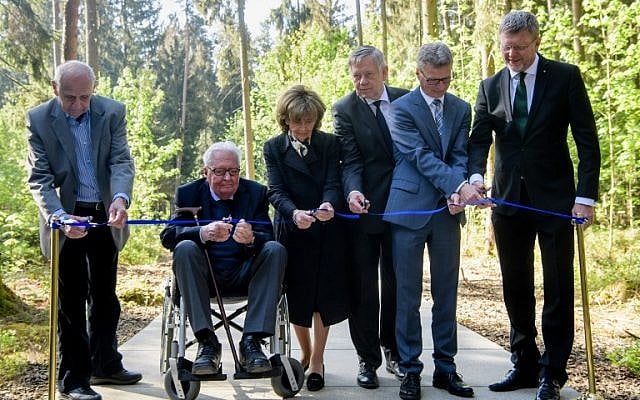 (L-R) Henrik Mordechai Gideon, Holocaust survivor and former prisoner at the former concentration camp Muehldorf at the Muehldorfer Hart, Hans-Jochen Vogel, former leader of the social democratic SPD party and vice-chairman of the Munich Documentation Centre for the History of National Socialism, Charlotte Knobloch, president of the Jewish Community Munich, Karl Freller, parliamentary group vice-leader of the conservative CSU party at the Bavarian parliament, Bavaria's culture minister Bernd Sibler and Bavaria's environment and consumer protection minister Marcel Huber cut the ribbon to inaugurate the "Waldlager" part of the Muehldorfer Hart camp memorial site near Waldkraiburg, southern Germany, on April 27, 2018. (AFP PHOTO / dpa / Matthias Balk)