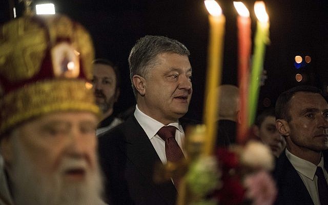 Ukrainian President Petro Poroshenko attends an Orthodox Easter celebrating in the Volodymyrskiy Monastery in Kiev, Ukraine, April 8, 2018. (AP Photo/Evgeniy Maloletka)