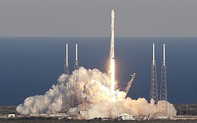 A SpaceX Falcon 9 rocket transporting the TESS satellite lifts off from launch complex 40 at the Cape Canaveral Air Force Station in Cape Canaveral, Florida, April 18, 2018. (AP Photo/John Raoux)