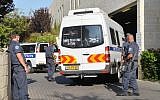 Israel Prisons Service officers stand guard outside the Petah Tikva District Court, file photo (Flash90)