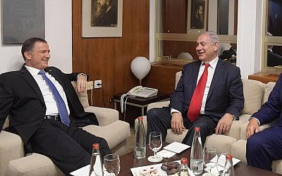 Prime Minister Benjamin Netanyahu (r) with Knesset Speaker Yuli Edelstein on June 7, 2017. (Amos Ben Gershom/GPO)