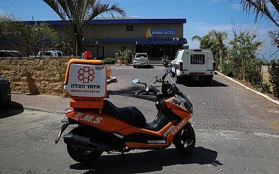 Police at the Miami Hotel where an infant drowned in a bathtub, in the southern Israeli city of Ashdod, on April 2, 2018. (Flash90)