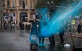 Ultra-Orthodox Jewish men clash with police during a protest against the autopsy of the baby that drowned to death yesterday in Ashdod, at Kikar HaShabat, in Jerusalem, on April 3, 2018. (Noam Revkin Fenton/Flash90)