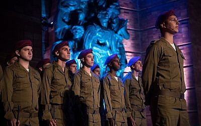 Israeli soldiers stand below a monument at a ceremony at the Yad Vashem Holocaust Memorial Museum in Jerusalem, as Israel marks Holocaust Remembrance Day, April 11, 2018 (Yonatan Sindel/Flash90)