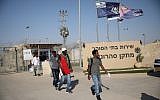 African asylum seekers leaving the Saharonim prison in southern Israel where they had been imprisoned due to their refusal to leave the country, April 15, 2018. (Hadas Parush/Flash90)