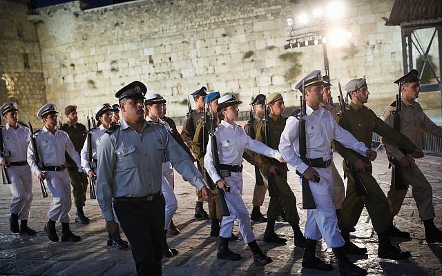 Israeli soldiers march during a Memorial Day ceremony at the Western Wall in Jerusalem's Old City, April 17, 2018, as Israel commemorates its fallen soldiers and victims of terror. (Hadas Parush/Flash90)
