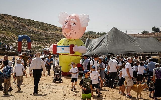 People celebrate the Israeli Independence Day at an IDF fair in the Jewish settlement of Efrat in Gush Etzion, on April 19, 2018. (Gershon Elinson/Flash90)