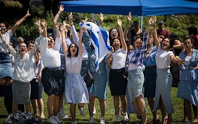 People celebrate Israel's 70th Independence Day celebrations in Saker Park in Jerusalem, April 19, 2018. (Yonatan Sindel/Flash90)