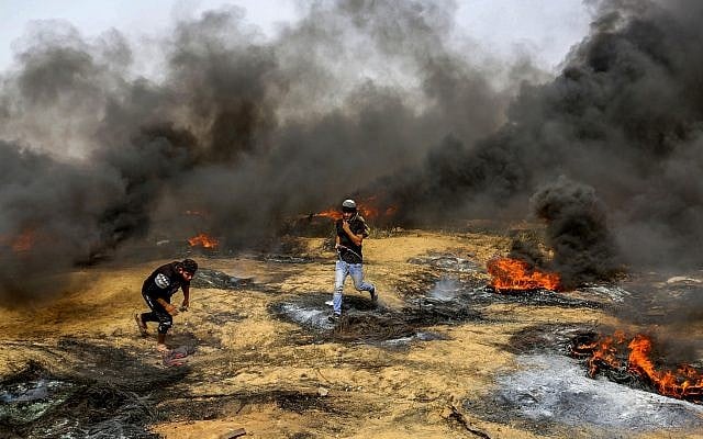 Palestinian protestors during clashes with Israeli security forces on the Israel-Gazan border east of Khan Yunis, in the southern Gaza Strip April 20, 2018. (Abed Rahim Khatib/Flash90) Palestinian protestors during clashes with Israeli security forces on the Israel-Gazan border east of Khan Yunis, in the southern Gaza Strip April 20, 2018. (Abed Rahim Khatib/Flash90)