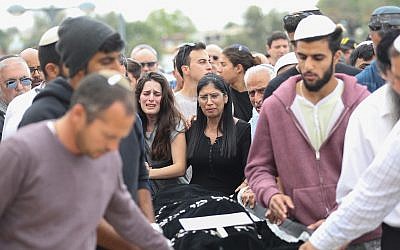 Hundreds seen mourning during the funeral of Ella Or in Mishor Adumim on April 27, 2018. (Yonatan Sindel/Flash90)
