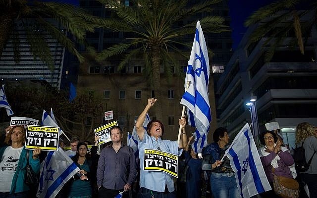 Protesters demonstrate against Prime Minister Benjamin Netanyahu in Tel Aviv on April 28, 2018 (Miriam Alster/Flash90) Protesters demonstrate against Prime Minister Benjamin Netanyahu in Tel Aviv on April 28, 2018 (Miriam Alster/Flash90)