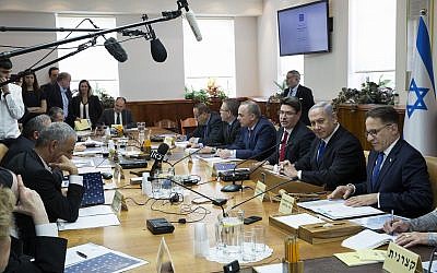 Prime Minister Benjamin Netanyahu, second right, leads the weekly cabinet meeting at the Prime Minister's Office in Jerusalem, April 29, 2018. (Amit Shabi/Flash90)