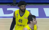 Hapoal Holon teammates Glen Rice Jr. (L) and Guy Pnini argue during a game on April 10, 2018. (Screen capture: YouTube)
