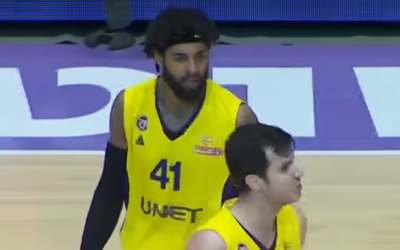 Hapoal Holon teammates Glen Rice Jr. (L) and Guy Pnini argue during a game on April 10, 2018. (Screen capture: YouTube)