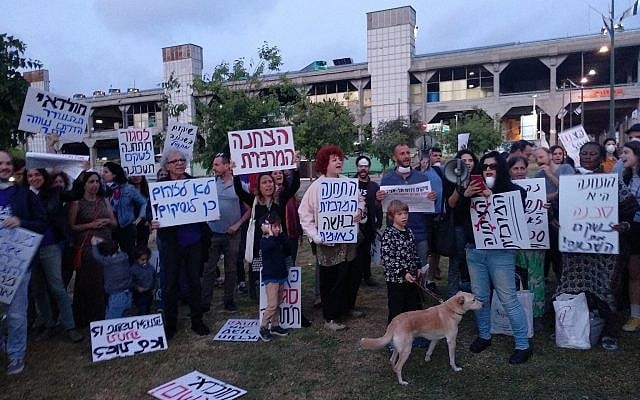 Activists demonstrate in favor of closing the Central Bus Station in Tel Aviv on April 24, 2018. (Melanie Lidman/Times of Israel) Activists demonstrate in favor of closing the Central Bus Station in Tel Aviv on April 24, 2018. (Melanie Lidman/Times of Israel)