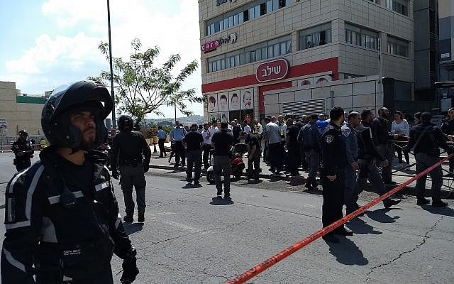 Police at the scene of a stabbing outside the Hadar Mall in southern Jerusalem, April 29, 2018. (Judah Ari Gross/The Times of Israel) Police at the scene of a stabbing outside the Hadar Mall in southern Jerusalem, April 29, 2018. (Judah Ari Gross/The Times of Israel)