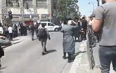Screen capture from video showing police dispersing ultra-Orthodox protesters from Kikar Hashabat intersection, Jerusalem, on Memorial Day, April 18, 2018. (YouTube)