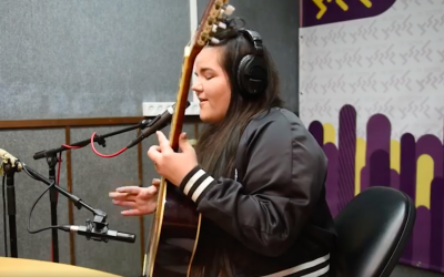 Netta Barzilai sings an acoustic version of 'A-Ba-Ni-Bi' on the Galgalatz radio show (Courtesy Galgalatz)