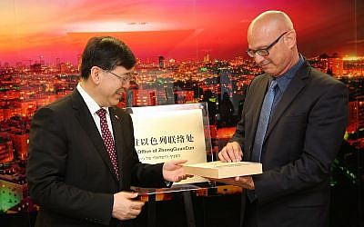 Vice Mayor of Beijing, Yin Hejun, left, with  Doron Sapir, Deputy Mayor of Tel Aviv on April 8, 2018 (Ezra Levy)