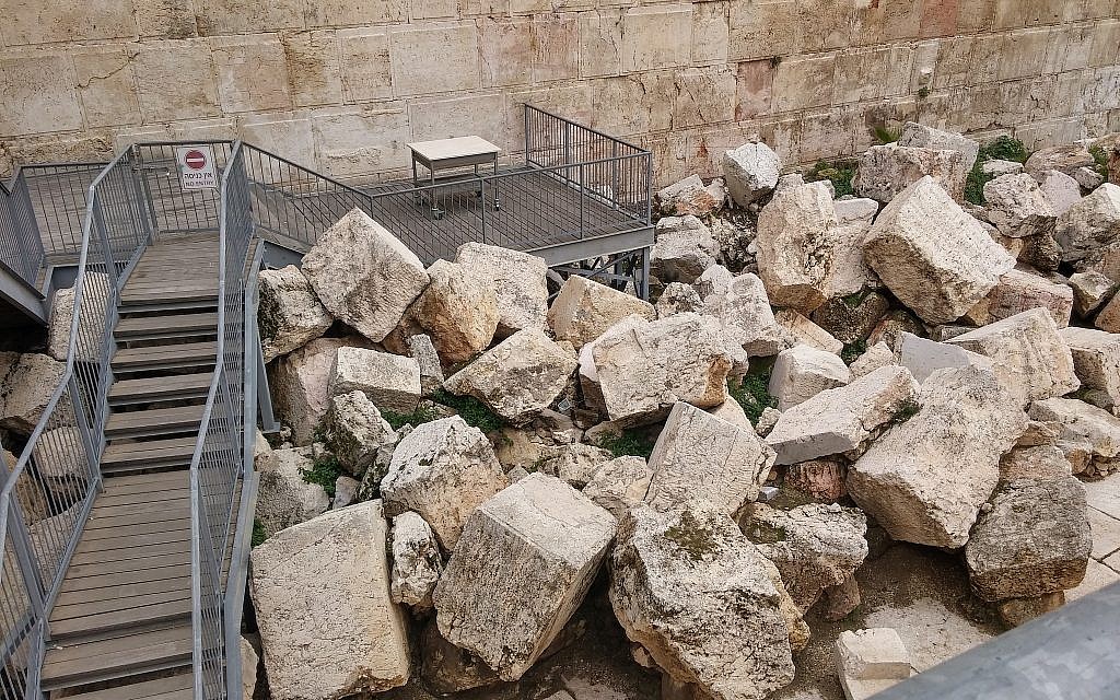 The egalitarian prayer platform at the Western Wall's Robinson's Arch archaeological area. (Eilat Mazar)