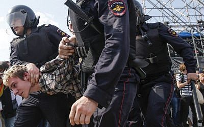 Russian police officers detain a participant of an unauthorized anti-Putin rally called by opposition leader Alexei Navalny on May 5, 2018 in Moscow (AFP/Maxim Zmeyev)