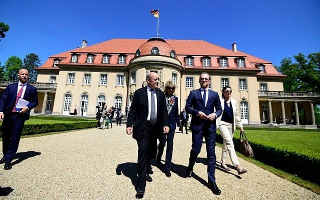 German Foreign Minister Heiko Maas (R) and his French counterpart Jean-Yves Le Drian take a walk outside the German Foreign Ministry's Villa Borsig guesthouse during a meeting to discuss the EU, common defense policy and international issues on May 7, 2018, in Berlin. (AFP/Tobias SCHWARZ) German Foreign Minister Heiko Maas (R) and his French counterpart Jean-Yves Le Drian take a walk outside the German Foreign Ministry's Villa Borsig guesthouse during a meeting to discuss the EU, common defense policy and international issues on May 7, 2018, in Berlin. (AFP/Tobias SCHWARZ)