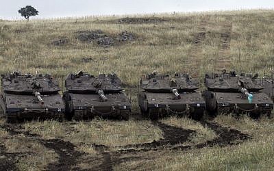 Israeli Merkava Mark IV tanks take positions near the Syrian border in the Golan Heights on May 9, 2018. (AFP PHOTO / JALAA MAREY)