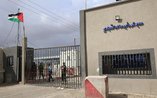 Palestinian security forces loyal to the Palestinian Authority stand at the gate of the Kerem Shalom crossing, the main passage point for goods entering Gaza, in the southern Gaza Strip town of Rafah, on May 13, 2018 (AFP PHOTO / SAID KHATIB) Palestinian security forces loyal to the Palestinian Authority stand at the gate of the Kerem Shalom crossing, the main passage point for goods entering Gaza, in the southern Gaza Strip town of Rafah, on May 13, 2018 (AFP PHOTO / SAID KHATIB)