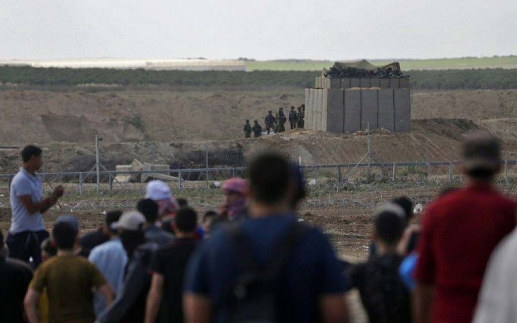 Palestinians confronts Israeli forces near the border between the Gaza strip and Israel east of Gaza City on May 14, 2018. (AFP Photo/Mahmud Hams)