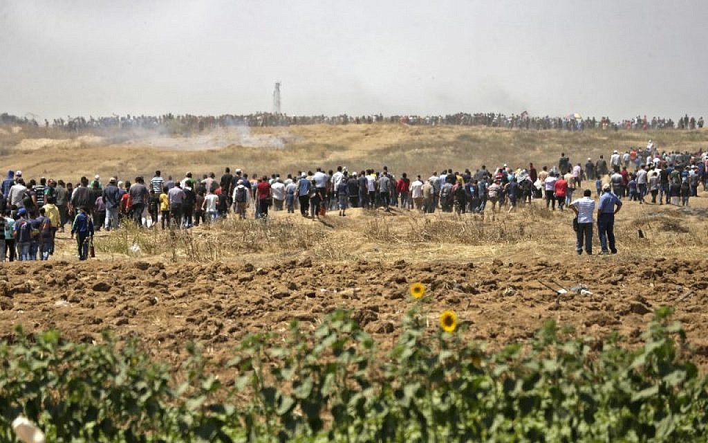 Palestinian gather at the Gaza-Israel border, east of Gaza City, during protests over the inauguration of the US embassy in Jerusalem, May 14, 2018 (AFP Photo/Mahmud Hams)