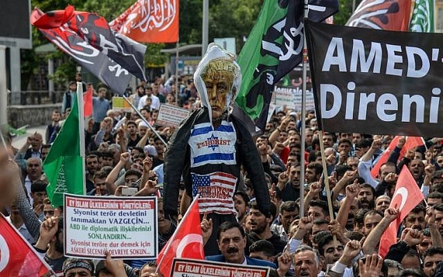 Protesters hold an effigy of US President Donald Trump as they shout slogans in Diyarbakir, Turkey, on May 15, 2018. (AFP / ILYAS AKENGIN) Protesters hold an effigy of US President Donald Trump as they shout slogans in Diyarbakir, Turkey, on May 15, 2018. (AFP / ILYAS AKENGIN)