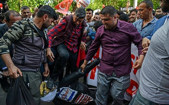 Protesters kick an effigy of Israel's Prime Minister Benjamin Netanyahu as they shout slogans in Diyarbakir, Turkey, on May 15, 2018. (AFP / ILYAS AKENGIN) Protesters kick an effigy of Israel's Prime Minister Benjamin Netanyahu as they shout slogans in Diyarbakir, Turkey, on May 15, 2018. (AFP / ILYAS AKENGIN)