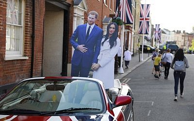 A picture shows cardboard cut outs of Prince Harry and Meghan Markle set up in a car decorated with the colors of the Union Flag in Windsor on May 17, 2018 ahead of the couple's royal wedding. (AFP PHOTO / Odd ANDERSEN)