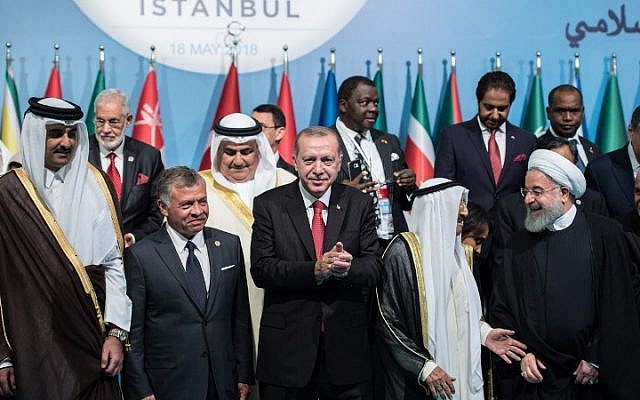 Turkish President Recep Tayyip Erdogan (C), Kuwaiti Emir Sheikh Sabah Al-Ahmad Al-Sabah (2-R), Iranian President Hassan Rouhani (R) and King Abdullah II of Jordan (2-L), pose with other participants for a family photo session at the extraordinary summit of the Organization of Islamic Cooperation (OIC) in Istanbul, on May 18, 2018.
(AFP PHOTO / Yasin AKGUL) Turkish President Recep Tayyip Erdogan (C), Kuwaiti Emir Sheikh Sabah Al-Ahmad Al-Sabah (2-R), Iranian President Hassan Rouhani (R) and King Abdullah II of Jordan (2-L), pose with other participants for a family photo session at the extraordinary summit of the Organization of Islamic Cooperation (OIC) in Istanbul, on May 18, 2018.
(AFP PHOTO / Yasin AKGUL)