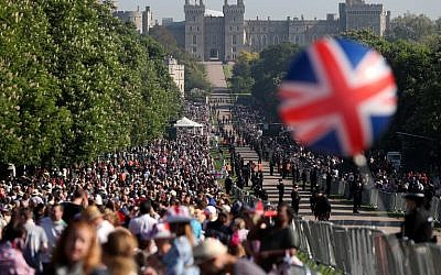 Well-wishers line the Long Walk leading to Windsor Castle ahead of the wedding and carriage procession of Britain's Prince Harry and Meghan Markle in Windsor, on May 19, 2018. (AFP PHOTO / Daniel LEAL-OLIVAS)