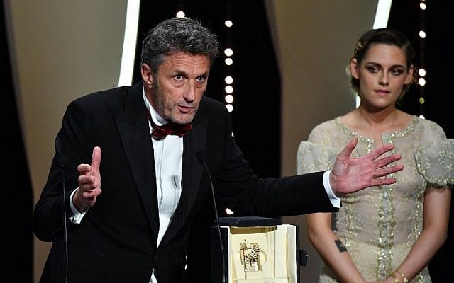 Polish director Pawel Pawlikowski (L) delivers a speech on stage next to US actress and member of the Feature Film Jury Kristen Stewart after he was awarded with the Best Director prize for the film 'Cold War (Zimna Wojna)" on May 19, 2018 during the closing ceremony of the 71st edition of the Cannes Film Festival in Cannes, southern France. (AFP PHOTO / Alberto PIZZOLI) Polish director Pawel Pawlikowski (L) delivers a speech on stage next to US actress and member of the Feature Film Jury Kristen Stewart after he was awarded with the Best Director prize for the film 'Cold War (Zimna Wojna)" on May 19, 2018 during the closing ceremony of the 71st edition of the Cannes Film Festival in Cannes, southern France. (AFP PHOTO / Alberto PIZZOLI)