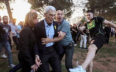 The mayor of Greece's second city, Thessaloniki, Yiannis Boutaris (C) is helped  after being assaulted by suspected far-right members at a rally in Thessaloniki on May 19, 2018. (AFP/Eurokinissi/Eurokinissi)