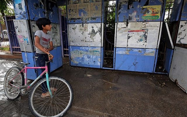 An Iraqi boy stands walks past the site of an overnight suicide bomb attack in Baghdad's Shiite suburb of al-Shoala on May 24, 2018. (AFP PHOTO / AHMAD AL-RUBAYE) An Iraqi boy stands walks past the site of an overnight suicide bomb attack in Baghdad's Shiite suburb of al-Shoala on May 24, 2018. (AFP PHOTO / AHMAD AL-RUBAYE)