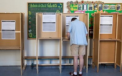 A voter prepares his ballot paper at the Marlborough Street National School polling station in Dublin, Ireland on May 25, 2018, during the Irish referendum on liberalizing the abortion law. (AFP PHOTO / BARRY CRONIN)