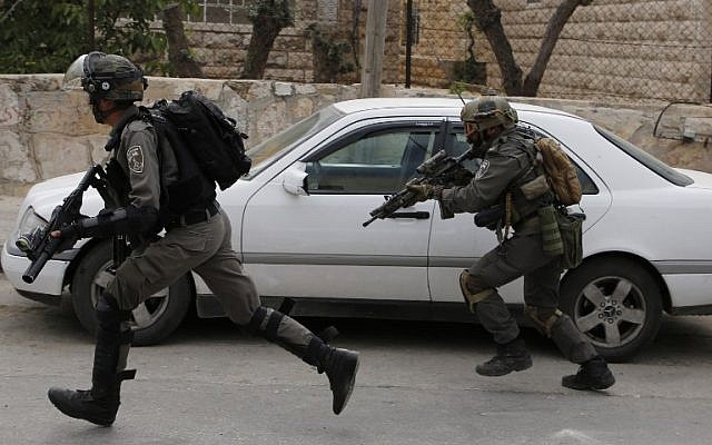 Israeli troops run during clashes with Palestinian youth in the al-Amari refugee camp near Ramallah in the West Bank after they stormed the camp on May 28, 2018. ( AFP PHOTO / ABBAS MOMANI) Israeli troops run during clashes with Palestinian youth in the al-Amari refugee camp near Ramallah in the West Bank after they stormed the camp on May 28, 2018. ( AFP PHOTO / ABBAS MOMANI)