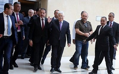 Palestinian Authority President Mahmoud Abbas (C) waves as he leaves a hospital in Ramallah in the West Bank on May 28, 2018.
(AFP PHOTO / ABBAS MOMANI) Palestinian Authority President Mahmoud Abbas (C) waves as he leaves a hospital in Ramallah in the West Bank on May 28, 2018.
(AFP PHOTO / ABBAS MOMANI)