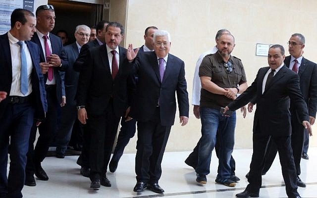 Palestinian Authority President Mahmoud Abbas (C) waves as he leaves a hospital in Ramallah in the West Bank on May 28, 2018. 
(AFP PHOTO / ABBAS MOMANI)