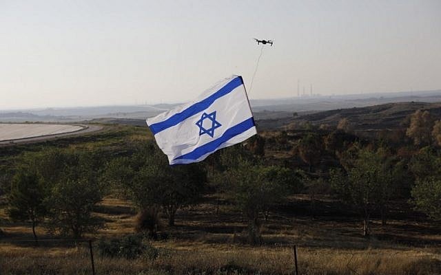 A drone flown by an Israeli man carries his national flag near the border fence with the Gaza Strip on May 29, 2018, next to Kibbutz Nir Am. (AFP PHOTO / MENAHEM KAHANA/ File) A drone flown by an Israeli man carries his national flag near the border fence with the Gaza Strip on May 29, 2018, next to Kibbutz Nir Am. (AFP PHOTO / MENAHEM KAHANA/ File)
