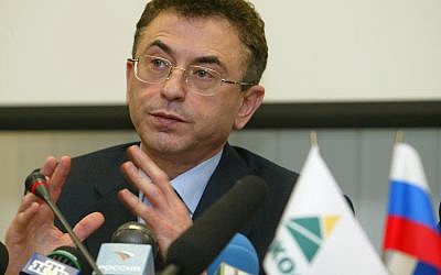 Yukos Chief Executive Simon Kukes speaks at a news conference in company's headquarters in Moscow, Wednesday, Dec. 17, 2003.  (AP/Misha Japaridze)