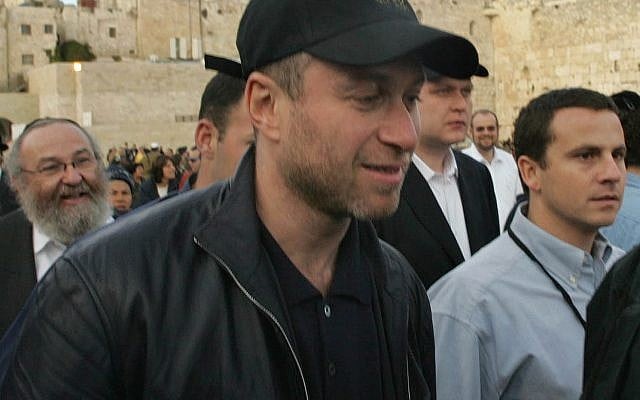 Roman Abramovich, Russian oil billionaire and owner of English FA Premier League's Chelsea Football Club, walks at the Western Wall plaza in Jerusalem's Old City Tuesday Feb. 7, 2006. (AP) Roman Abramovich, Russian oil billionaire and owner of English FA Premier League's Chelsea Football Club, walks at the Western Wall plaza in Jerusalem's Old City Tuesday Feb. 7, 2006. (AP)