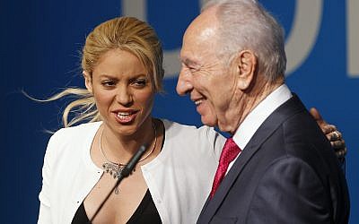 Colombian singer Shakira, left, talks with Israeli president Shimon Peres at their press conference at the President's Conference in Jerusalem, Tuesday, June 21, 2011. (AP Photo/Tara Todras-Whitehill)