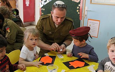 A soldier in the Nativ conversion program visiting a kindergarten in the settlement of Efrat to learn about the Jewish holiday of Hanukkah on November 7, 2013. (Gershon Elinson/FLASH90)