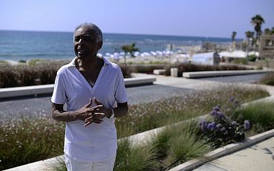 Brazilian musician Gilberto Gil seen as he arrives to a ceremony in The Peres Center for Peace in Tel Aviv on July 27, 2015. (Tomer Neuberg/Flash90)