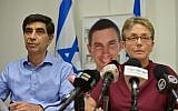 Leah, right, and Simcha Goldin, parents of late Israeli soldier Hadar Goldin whose body was kidnapped by Hamas  in the Gaza Strip, attend a press conference in Ramat Gan, April 25, 2018. (Flash90)